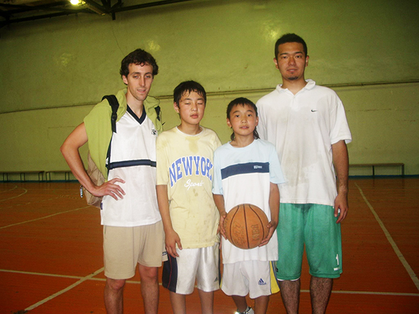上原_モンゴル小学生へのバスケ教室